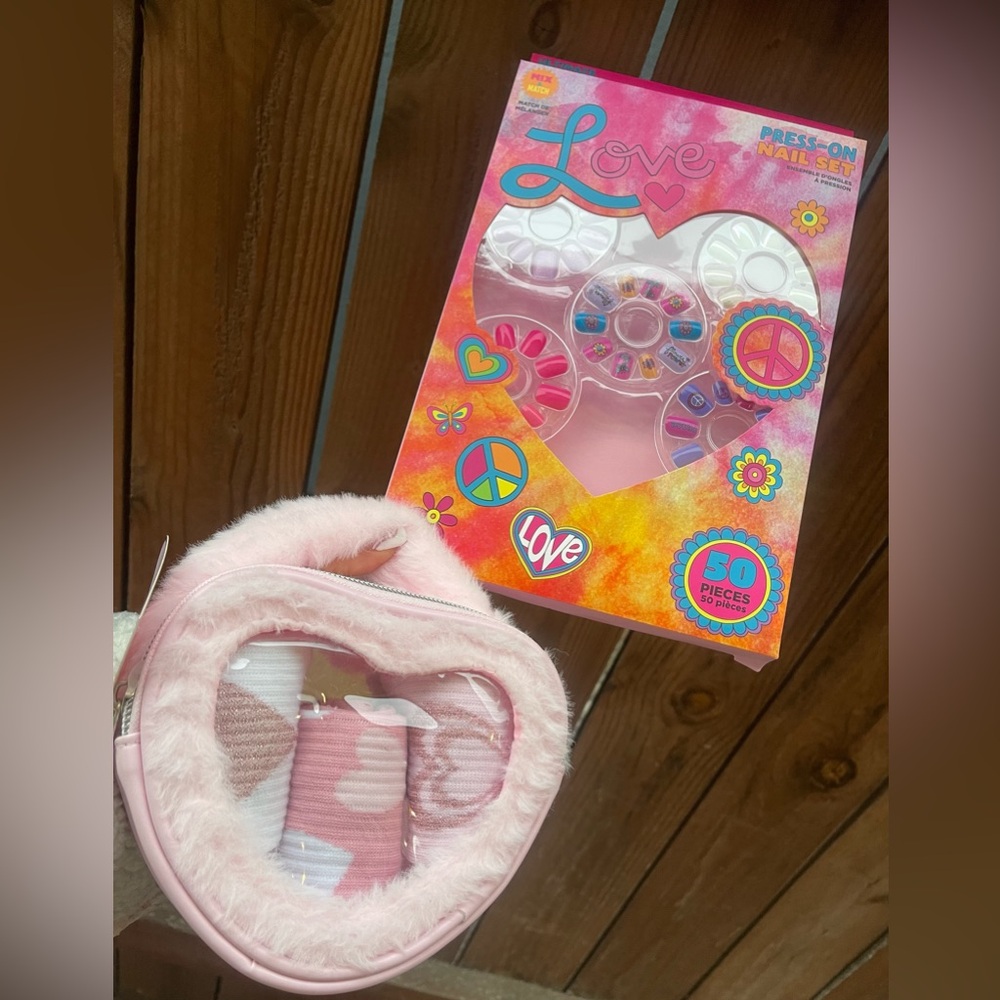 Expressions Young Girl Press on Nail & Purse Sock Set